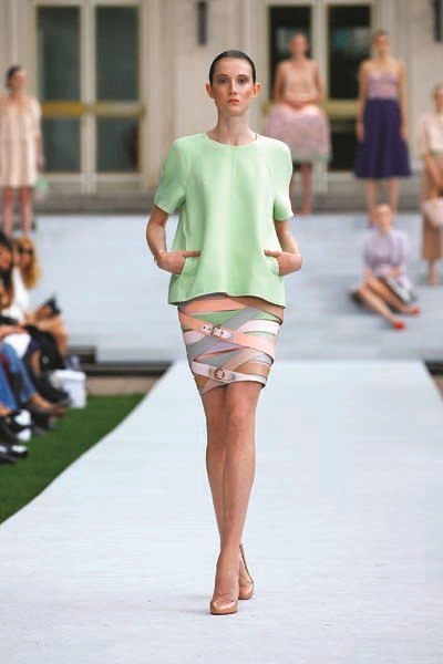 AVUSTURYALI TASARIMCI MARINA HOERMANSEDER KOLEKSİYONLARINDA BAŞROLÜ DERİYE VERİYOR