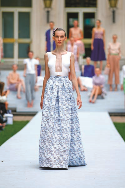 AVUSTURYALI TASARIMCI MARINA HOERMANSEDER KOLEKSİYONLARINDA BAŞROLÜ DERİYE VERİYOR