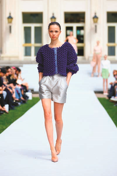 AVUSTURYALI TASARIMCI MARINA HOERMANSEDER KOLEKSİYONLARINDA BAŞROLÜ DERİYE VERİYOR