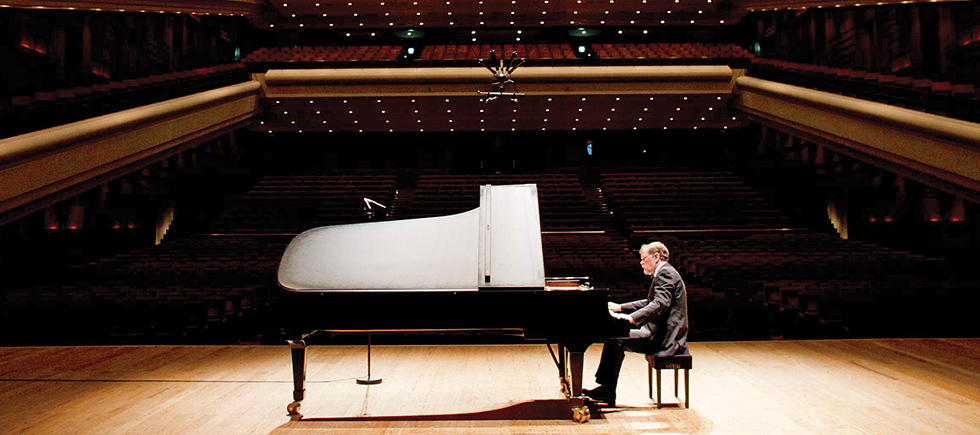 EFSANEVİ PİYANİST DEMİDENKO İSTANBUL’DA!