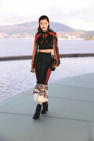 ÇAĞDAŞ SANATLAR MÜZESİNDE RENKLİ DEFİLE