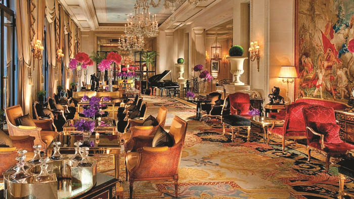 PARİS’TE ŞIK DEKORLARIN  YILDIZLI MENÜLERLE BULUŞMASI