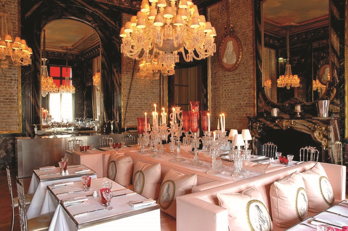 PARİS’TE ŞIK DEKORLARIN  YILDIZLI MENÜLERLE BULUŞMASI