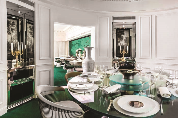 PARİS’TE ŞIK DEKORLARIN  YILDIZLI MENÜLERLE BULUŞMASI