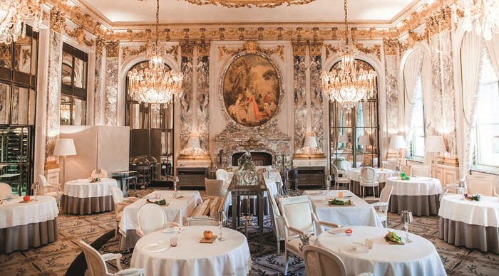 PARİS’TE ŞIK DEKORLARIN  YILDIZLI MENÜLERLE BULUŞMASI