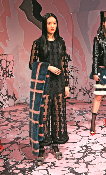 SHRIMPS’IN KREATİF DİREKTÖRÜ HANNAH WEILAND EĞLENCELİ TASARIMLARA İMZA ATIYOR