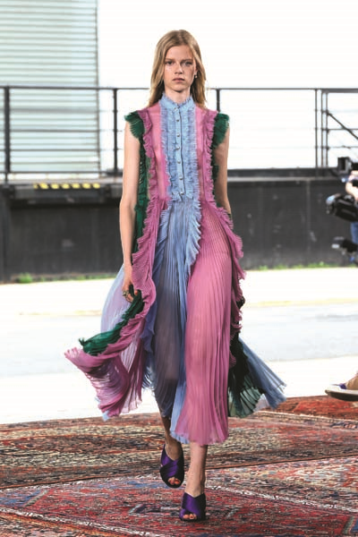 GÖKKUŞAĞININ RENKLERİNE  KUCAK AÇIN