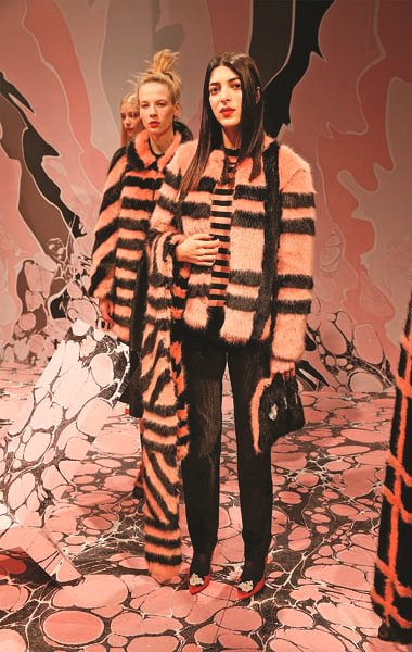 SHRIMPS’IN KREATİF DİREKTÖRÜ HANNAH WEILAND EĞLENCELİ TASARIMLARA İMZA ATIYOR