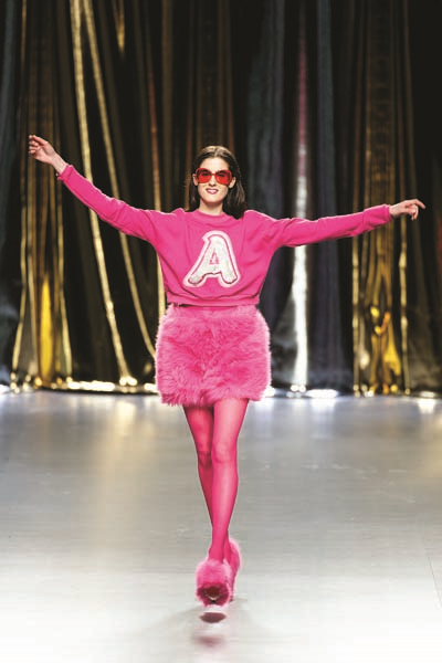 İSPANYOL TASARIMCI AGATHA RUIZ DE LA PRADA RENKLERİN KRALİÇESİ OLARAK TANINIYOR