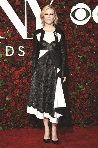 TİYATRONUN YILDIZLARI ÖDÜLLENDİRİLDİ