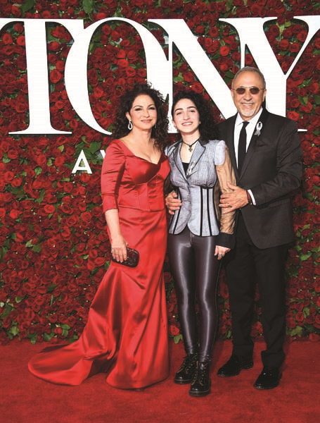 TİYATRONUN YILDIZLARI ÖDÜLLENDİRİLDİ