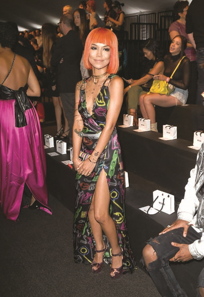 YENİ KOLEKSİYONA EĞLENCELİ TANITIM 