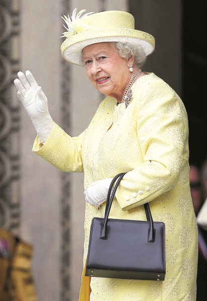  KRALİÇE ELİZABETH’İN 90’INCI   YAŞ KUTLAMASINDA KRALİYET ŞIKLIĞI