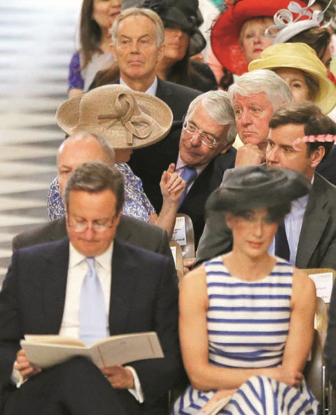  KRALİÇE ELİZABETH’İN 90’INCI   YAŞ KUTLAMASINDA KRALİYET ŞIKLIĞI