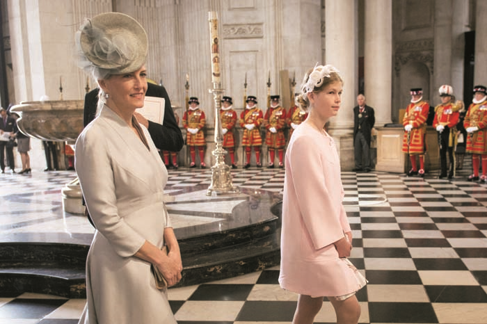  KRALİÇE ELİZABETH’İN 90’INCI   YAŞ KUTLAMASINDA KRALİYET ŞIKLIĞI