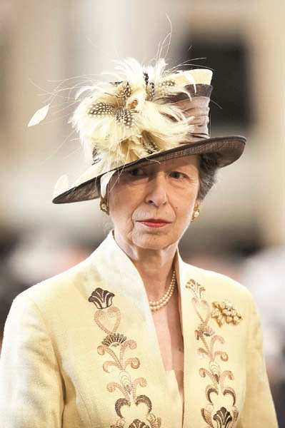  KRALİÇE ELİZABETH’İN 90’INCI   YAŞ KUTLAMASINDA KRALİYET ŞIKLIĞI