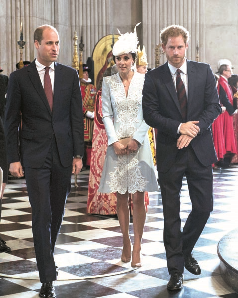  KRALİÇE ELİZABETH’İN 90’INCI   YAŞ KUTLAMASINDA KRALİYET ŞIKLIĞI