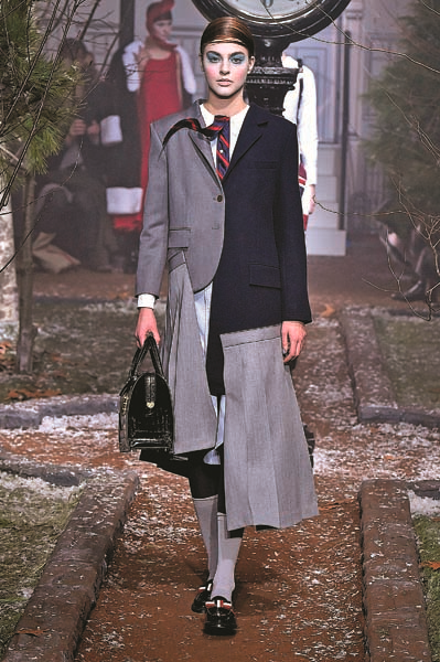 AMERİKALI TASARIMCI THOM BROWNE TEATRAL TARZIN PODYUMA YANSIMASI