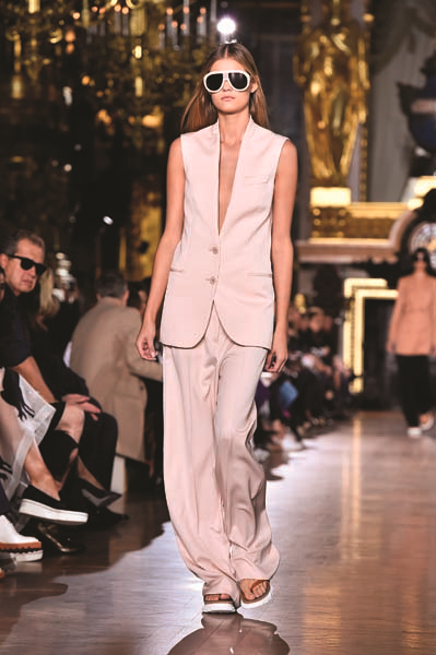 GÜNEŞ GÖZLÜKLERİNİZLE ŞAŞIRTIN