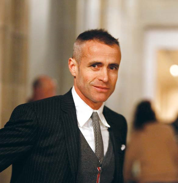 AMERİKALI TASARIMCI THOM BROWNE TEATRAL TARZIN PODYUMA YANSIMASI