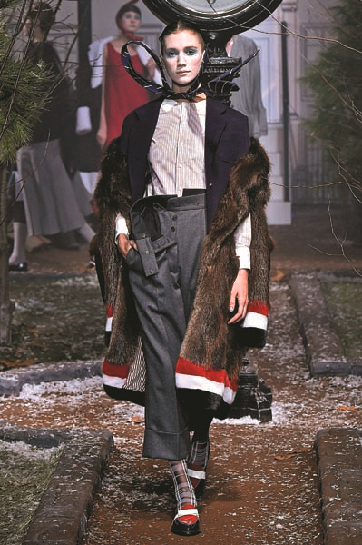 AMERİKALI TASARIMCI THOM BROWNE TEATRAL TARZIN PODYUMA YANSIMASI