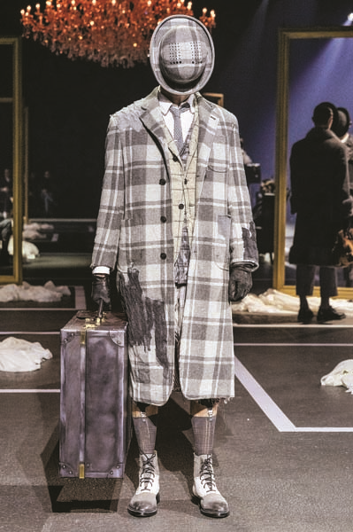 AMERİKALI TASARIMCI THOM BROWNE TEATRAL TARZIN PODYUMA YANSIMASI