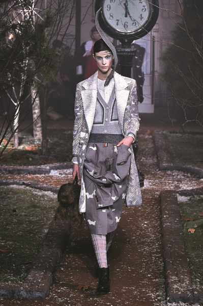 AMERİKALI TASARIMCI THOM BROWNE TEATRAL TARZIN PODYUMA YANSIMASI