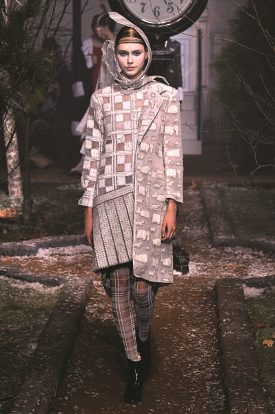 AMERİKALI TASARIMCI THOM BROWNE TEATRAL TARZIN PODYUMA YANSIMASI