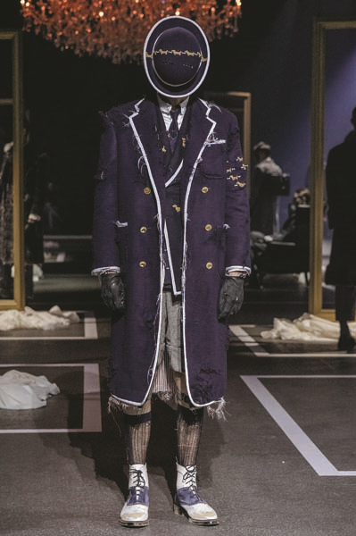 AMERİKALI TASARIMCI THOM BROWNE TEATRAL TARZIN PODYUMA YANSIMASI