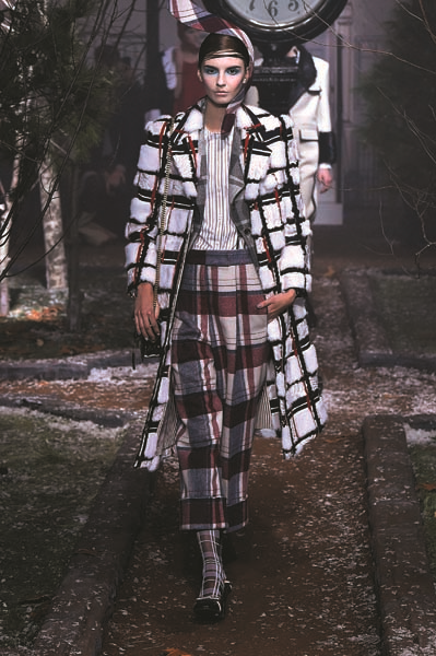 AMERİKALI TASARIMCI THOM BROWNE TEATRAL TARZIN PODYUMA YANSIMASI