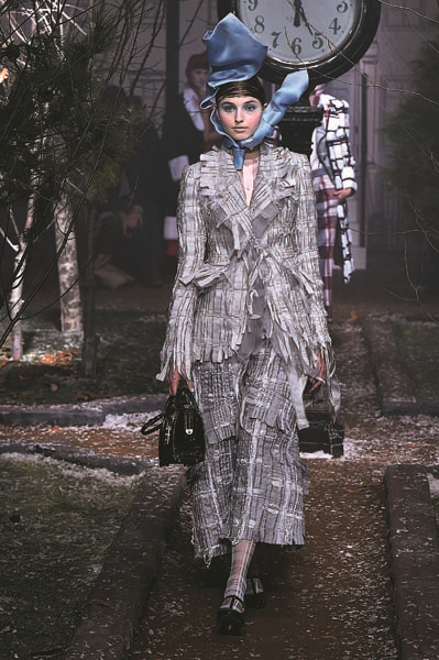 AMERİKALI TASARIMCI THOM BROWNE TEATRAL TARZIN PODYUMA YANSIMASI