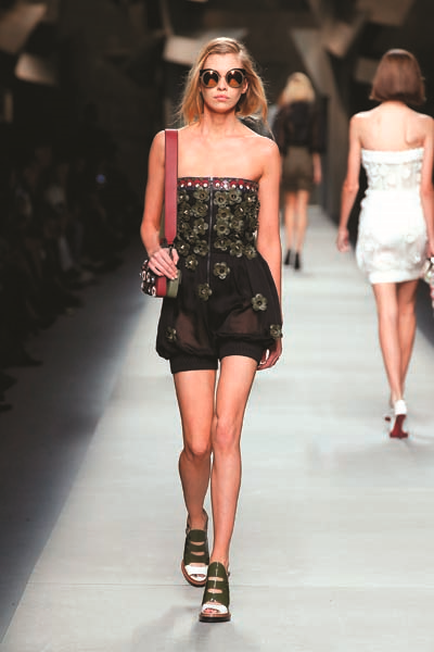 GÜNEŞ GÖZLÜKLERİNİZLE ŞAŞIRTIN