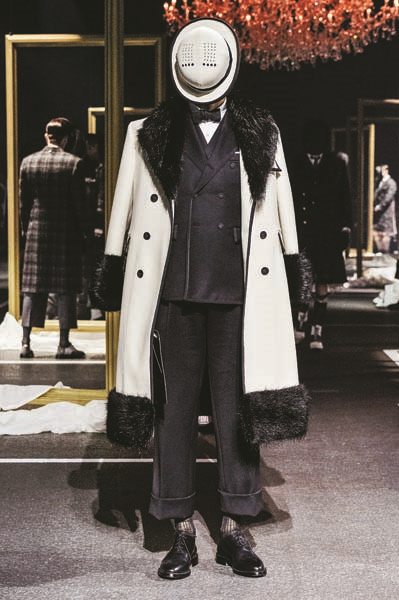 AMERİKALI TASARIMCI THOM BROWNE TEATRAL TARZIN PODYUMA YANSIMASI