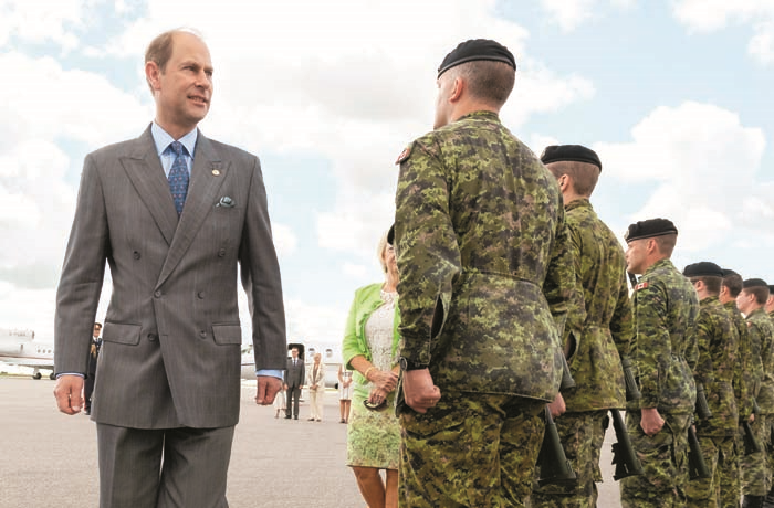 KRALİÇENİN GELİNİ KONTES SOPHİE: "AYNI RENK GİYİNMİŞİZ!" 