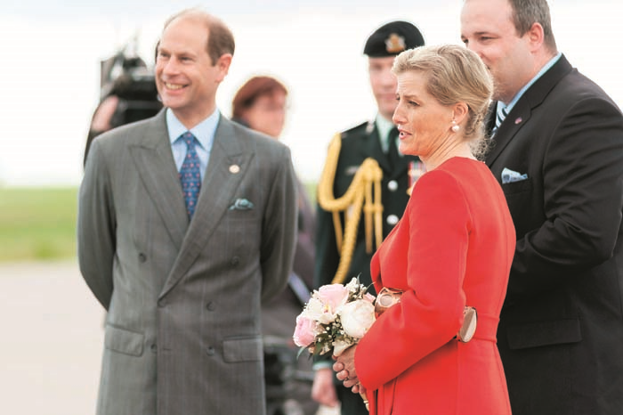 KRALİÇENİN GELİNİ KONTES SOPHİE: "AYNI RENK GİYİNMİŞİZ!" 