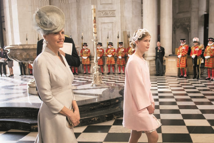 KRALİÇENİN GELİNİ KONTES SOPHİE: "AYNI RENK GİYİNMİŞİZ!" 