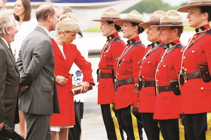 KRALİÇENİN GELİNİ KONTES SOPHİE: "AYNI RENK GİYİNMİŞİZ!" 