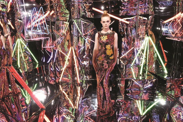 GENÇ YILDIZ ELLE FANNING MODAYLA EĞLENİYOR