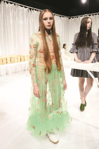 MOLLY GODDARD İLHAMINI ÇOCUKLARDAN ALIYOR