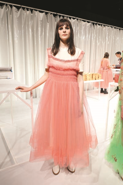 MOLLY GODDARD İLHAMINI ÇOCUKLARDAN ALIYOR