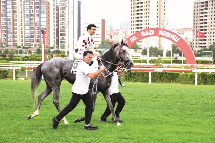 VELİ EFENDİ HİPODROMU’NDAKİ. GAZİ KOŞUSU, GRAYSTORM’UN 