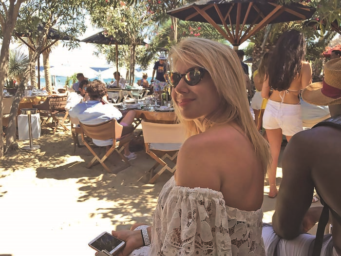 ÇOCUKLARIYLA  TATİL YAPTI