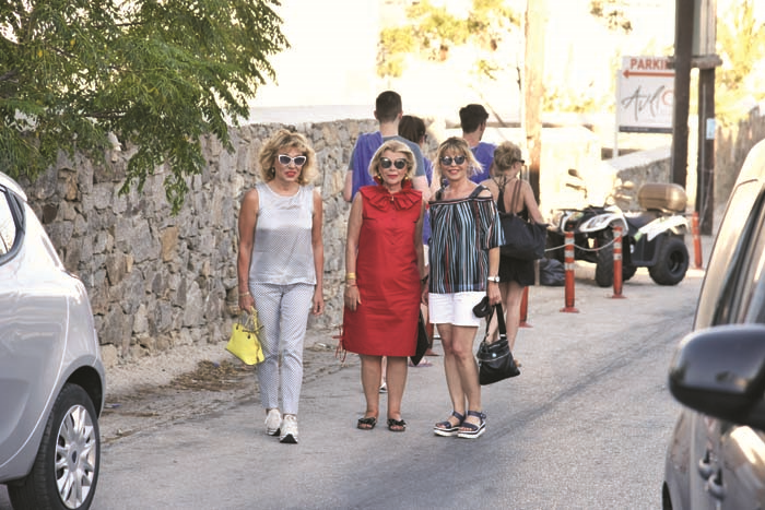 ARKADAŞLARINA ADAYI GEZDİRDİ