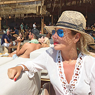 ÇOCUKLARIYLA  TATİL YAPTI