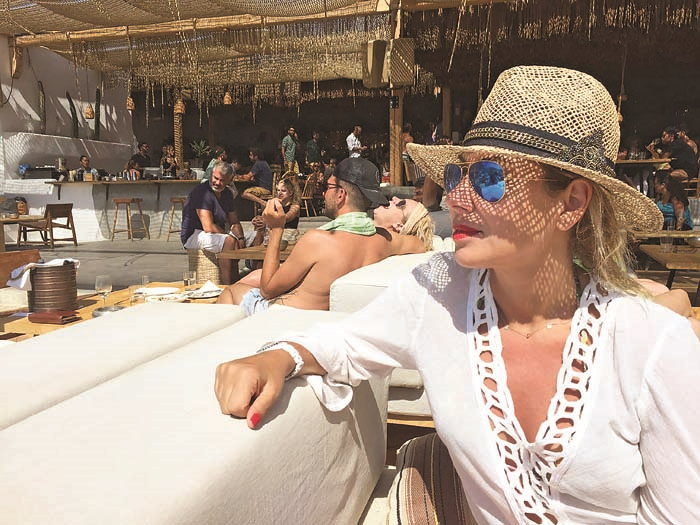 ÇOCUKLARIYLA  TATİL YAPTI