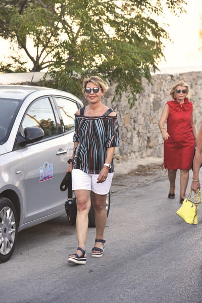 ARKADAŞLARINA ADAYI GEZDİRDİ