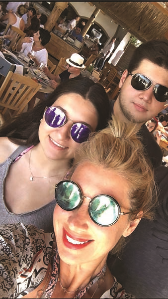 ÇOCUKLARIYLA  TATİL YAPTI