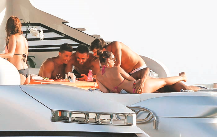 CRISTIANO RONALDO YAZIN KEYFİNİ ÇIKARIYOR