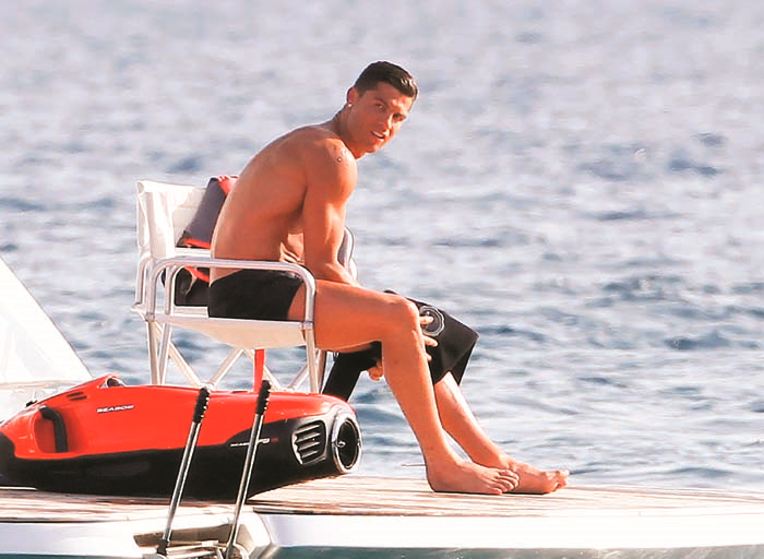 CRISTIANO RONALDO YAZIN KEYFİNİ ÇIKARIYOR