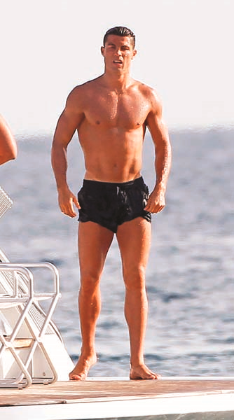 CRISTIANO RONALDO YAZIN KEYFİNİ ÇIKARIYOR